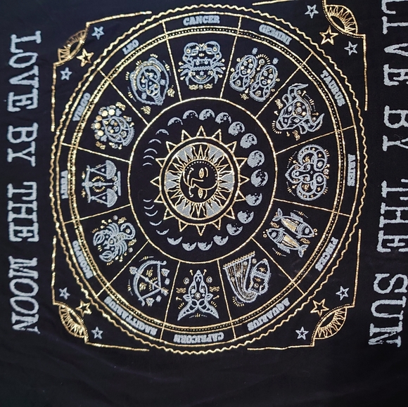 Cute black slender back sleeveless tee - Picture 3 of 4